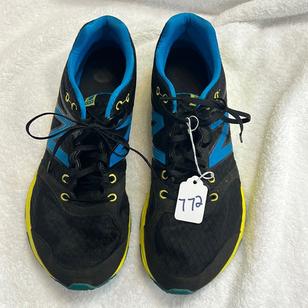 EUC NEW BALANCE SIZE 11